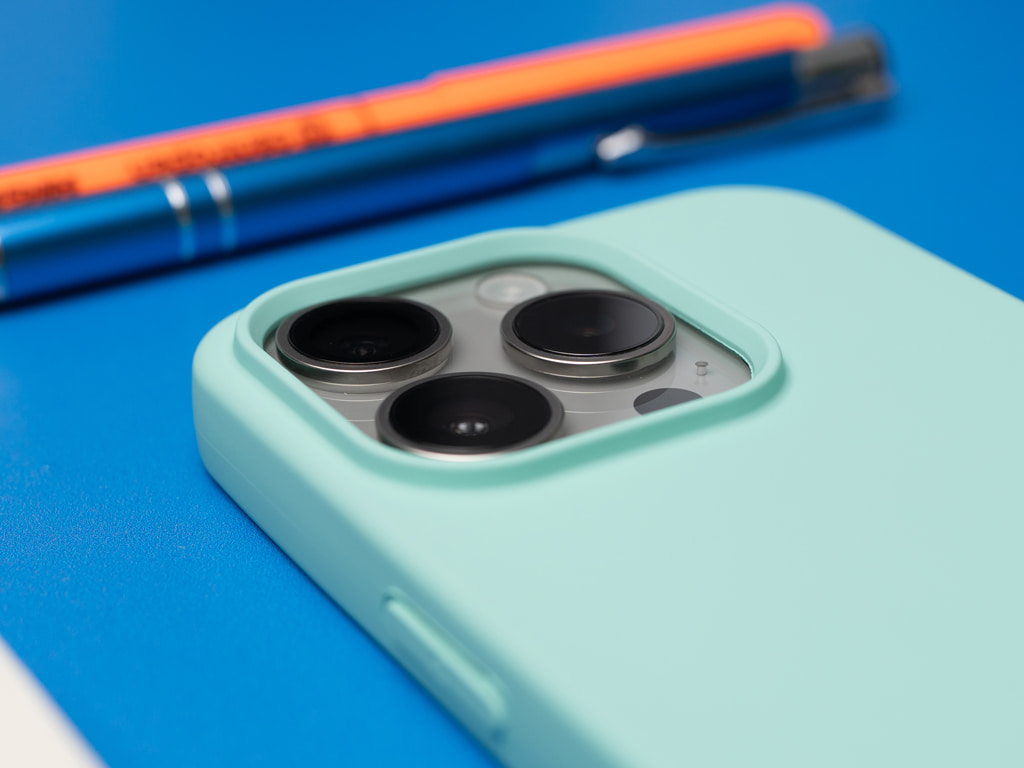 Silikonový kryt na iPhone 15 Pro - Azurový 4